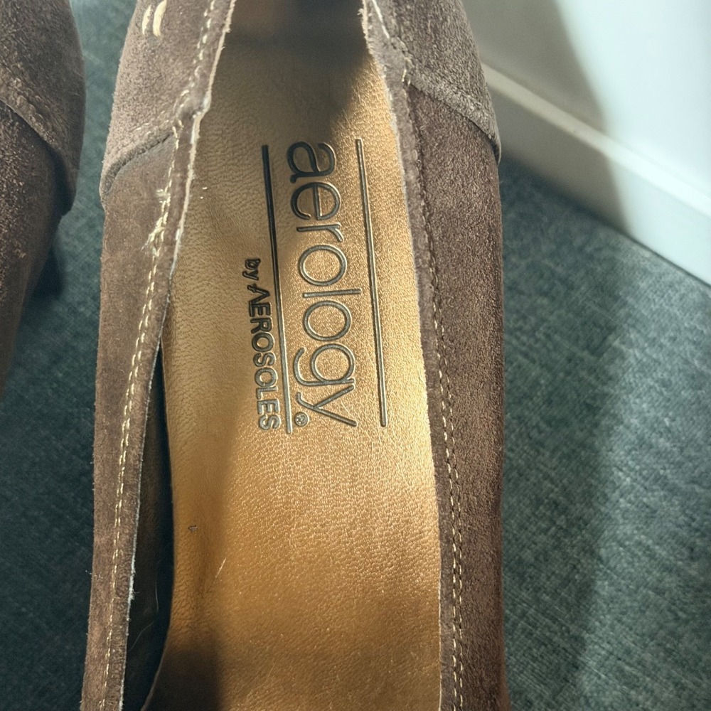 Women's Aerosoles Brown‎ Suede Pumps w/Buckle, Stitching, Square Toe, Size 8B - Picture 6 of 8